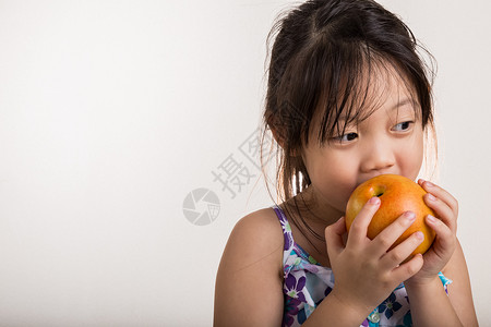 儿童咬苹果/小女孩吃苹果的背景情况背景图片