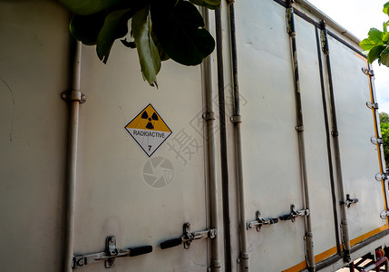 运输标签上的辐射警告标志 第7类 在斗台危险贴纸白色材料危险品班级冒险盘子黄色货物背景图片