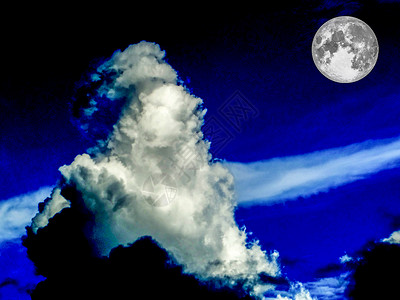 满月乌云看起来像老人 在夜空中很少见高清图片