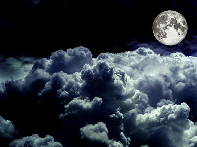 夜空中的超级月亮堆积白云背景图片