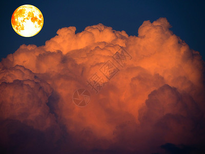 超级满血月和黑暗天空的红云背景图片
