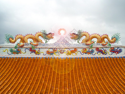 围龙屋屋顶上的两条龙马赛克 太阳耀斑中国灯笼艺术天空文化金子雕塑信号传统寺庙蓝色太阳节日背景