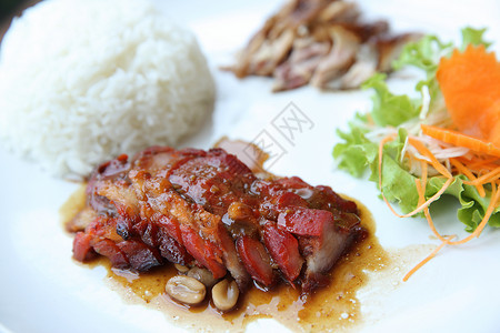 中国菜 烧猪肉和大米午餐美食餐厅红色黄瓜用餐盘子食物烧烤背景图片