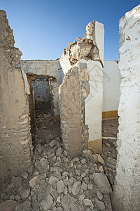 废弃建筑的门窗岩石入口废墟鬼城房子背景图片
