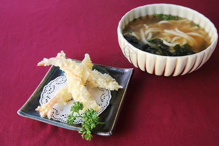 乌东面和虾蔬菜筷子海苔午餐用餐食物太子香料洋葱美食背景图片