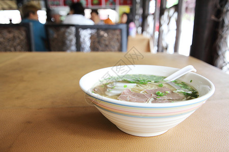 中国面汤食物蔬菜盘子饮食美食肉汤拉面午餐白色牛肉背景图片