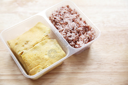 带鸡塞煎蛋卷的清洁食品大米用餐便当粮食勺子熏制食物早餐美食油炸盘子背景图片
