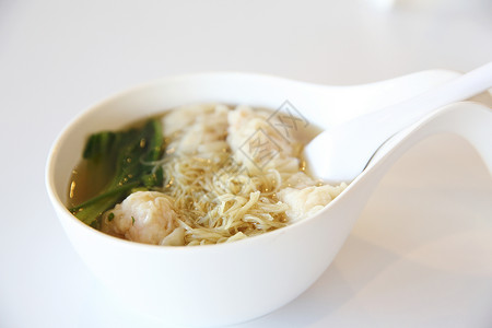 面条汤面条和饺子蔬菜绿色白色美食午餐黄色木头食物烹饪背景