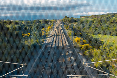 在山之间的火车轨道荒野小路铁路运输风光平衡渡船线条蓝天日落背景图片