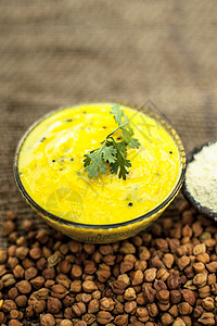 以棕色表面即Kadhi或Karhi和kichdi为主的印度  amp 亚洲午餐菜辣椒油炸盘子洋葱食物街道胡椒陶器叶子背景图片