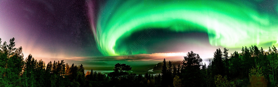 “STEVE”现象与银河相撞 Steve在450公里的高度以紫色和绿色光带形式出现 位于瑞典北部斯堪的纳维亚州南部背景图片