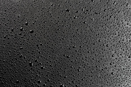 抽象平面黑色疏水表面宏观背景上的水滴墙纸材料坡度技术空白灰色张力工业背景