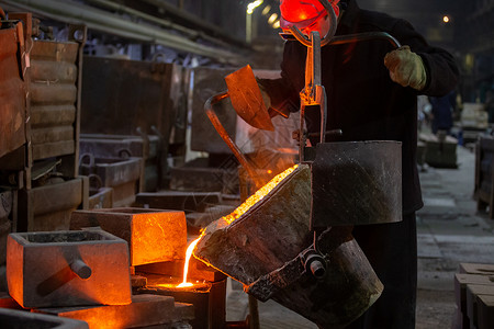 工业冷却铸造工艺 用熔金属填充模具的过程金工生产店铺工作铸件橙子工厂模具冶炼投掷背景图片
