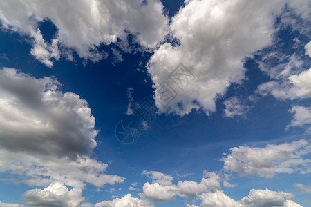 欧洲大陆白天蓝天上常有春季云 近距离拍摄 没有过滤器的宽角镜头环境空气阳光天顶气候季节气氛柔软度蓝色天空背景图片