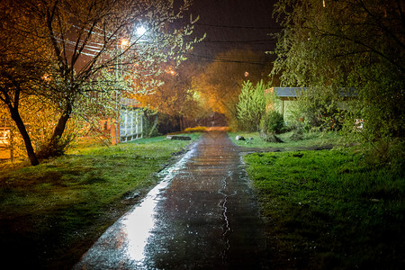 俄罗斯郊区车道在雨夜 浅浅的烟雾技术分心偏浅背景图片