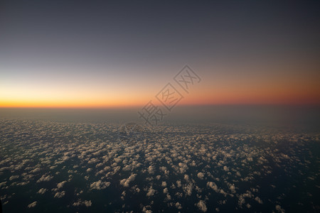 飞机窗户夜暮的天空 窗口平面的地平线视图夕阳飞机蓝色气氛假期航班喷射机翼翅膀旅行背景