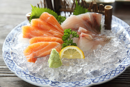 不同山雀沙门鱼和红山雀生鱼日本菜餐厅橙子鱼片美食海鲜白色盘子市场鲈鱼食物背景