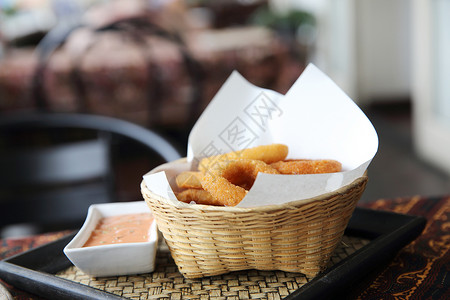 洋葱环意大利食品面糊小吃桌子午餐垃圾食物戒指美食蔬菜油炸背景图片