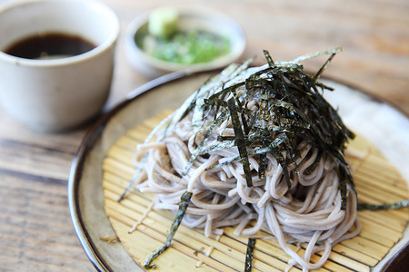 以木头背景 日本食物为食文化餐厅筷子盘子午餐煮沸面条烹饪美食竹子图片