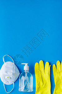 蓝色办公桌平板复制空间上的手套 清洁剂 面具     病毒预防背景图片