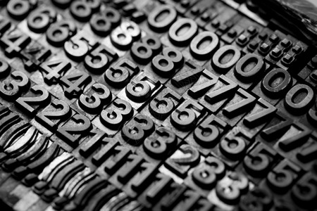活动字体素材古老的文字印刷字母和数字背景打印机凸版金属灰色打印单字刻字活动标点字体背景