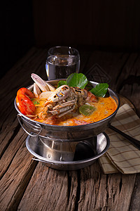 泰国海鲜汤 泰国辣辣味贝类烹饪食物草本植物美食菜单盘子海鲜香料午餐背景图片