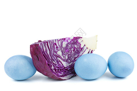 青色鸡蛋芒染有蓝色和红色卷心菜的鸡蛋染料叶子蔬菜青色紫色白色背景