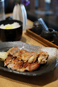 日式日本食品 鸡田鸡和有米饭的木本盘子大学美食食物午餐沙拉教师烹饪蔬菜炙烤背景图片