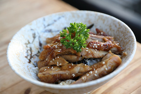 日式日本食品 鸡田鸡和有米饭的木本蔬菜大学小吃午餐烹饪盘子美食大豆食物沙拉背景图片