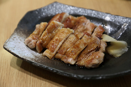 日式日本食品 鸡田鸡和有米饭的木本餐厅大豆木头沙拉油炸美食炙烤教师食物盘子背景图片