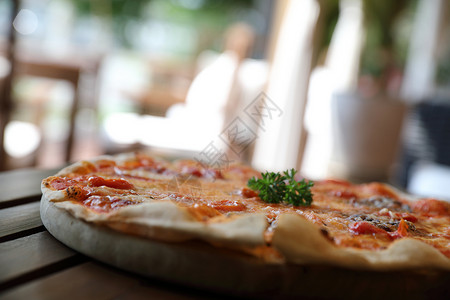 番茄和茄子的比萨饼 意大利菜辣椒胡椒脆皮桌子食物垃圾面团餐厅美食蔬菜背景图片