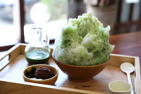 美味的日本甜美小白冰红茶 在木桌上食物奶油胡子餐厅勺子美食盘子咖啡店糖浆味道背景图片