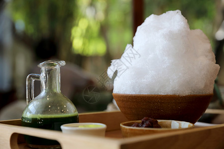 美味的日本甜美小白冰红茶 在木桌上宏观稀饭味道玉米咖啡店糖浆冰淇淋抹茶盘子食物背景图片