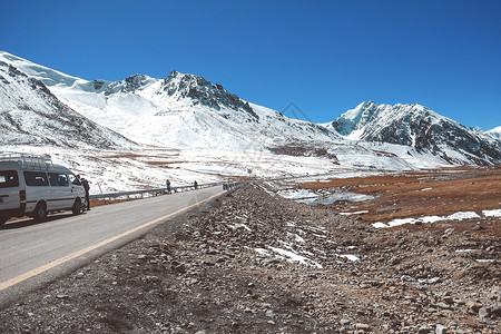 卡拉科拉姆公路沿Khunjerab的雪盖山脉沿线高清图片
