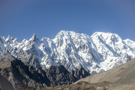 卡拉科拉姆山脉的雪冠山峰高清图片