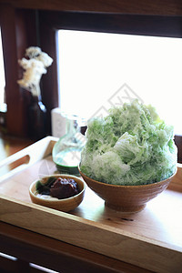美味的日本甜美小白冰红茶 在木桌上勺子宏观玉米小豆抹茶糖浆稀饭味道牛奶年糕背景图片
