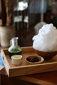 美味的日本甜美小白冰红茶 在木桌上美食牛奶年糕勺子食物蛋糕玉米餐厅稀饭抹茶背景图片