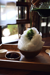 美味的日本甜美小白冰红茶 在木桌上餐厅糖浆勺子牛奶咖啡店宏观冰淇淋奶油盘子玉米背景图片