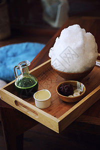 美味的日本甜美小白冰红茶 在木桌上牛奶美食味道稀饭盘子年糕食物咖啡店胡子冰淇淋背景图片