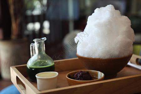 美味的日本甜美小白冰红茶 在木桌上奶油咖啡店年糕盘子味道糖浆冰淇淋宏观蛋糕勺子背景图片