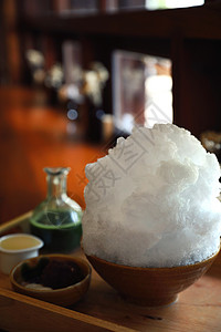 美味的日本甜美小白冰红茶 在木桌上冰淇淋年糕稀饭蛋糕小豆美食抹茶牛奶盘子食物背景图片