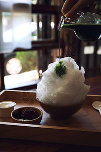 美味的日本甜美小白冰红茶 在木桌上食物玉米勺子冰淇淋咖啡店盘子餐厅糖浆奶油蛋糕背景图片