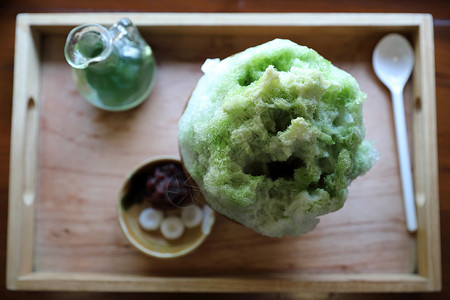 美味的日本甜美小白冰红茶 在木桌上玉米餐厅美食年糕奶油勺子小豆牛奶食物抹茶背景图片
