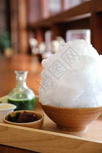 美味的日本甜美小白冰红茶 在木桌上盘子牛奶玉米味道小豆冰淇淋咖啡店稀饭餐厅宏观背景图片