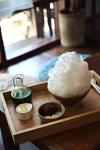 美味的日本甜美小白冰红茶 在木桌上年糕盘子美食食物勺子味道奶油抹茶蛋糕胡子背景图片