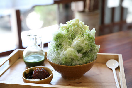 美味的日本甜美小白冰红茶 在木桌上勺子胡子食物味道美食抹茶稀饭牛奶小豆冰淇淋背景图片