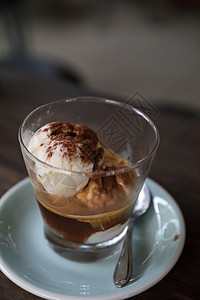 焦糖玛琪朵咖啡加冰淇淋焦糖香草木头制品桌子甜点美食牛奶拿铁咖啡店背景