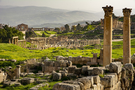 约旦杰拉什的罗马历史遗址Gerasa总景象 有界桩和奥瓦尔广场 山区和城市位于远处背景