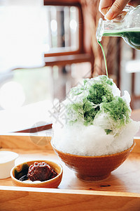 美味的日本甜美小白冰红茶 在木桌上餐厅冰淇淋玉米味道蛋糕抹茶牛奶食物刮胡子稀饭背景图片