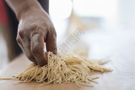 做意大利面以木本做手工做的面条食物面粉厨房木头烘烤糕点厨师拉面粮食桌子背景